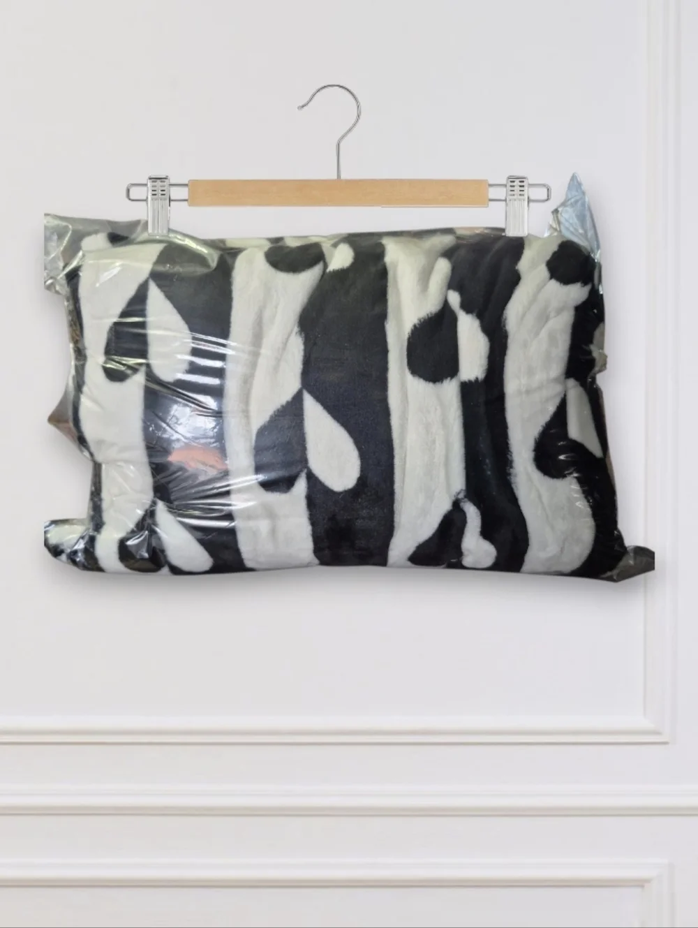 Betsey Johnson Ultra Soft Plush Throw Blanket,in a black and white heart - Picture 3 of 3